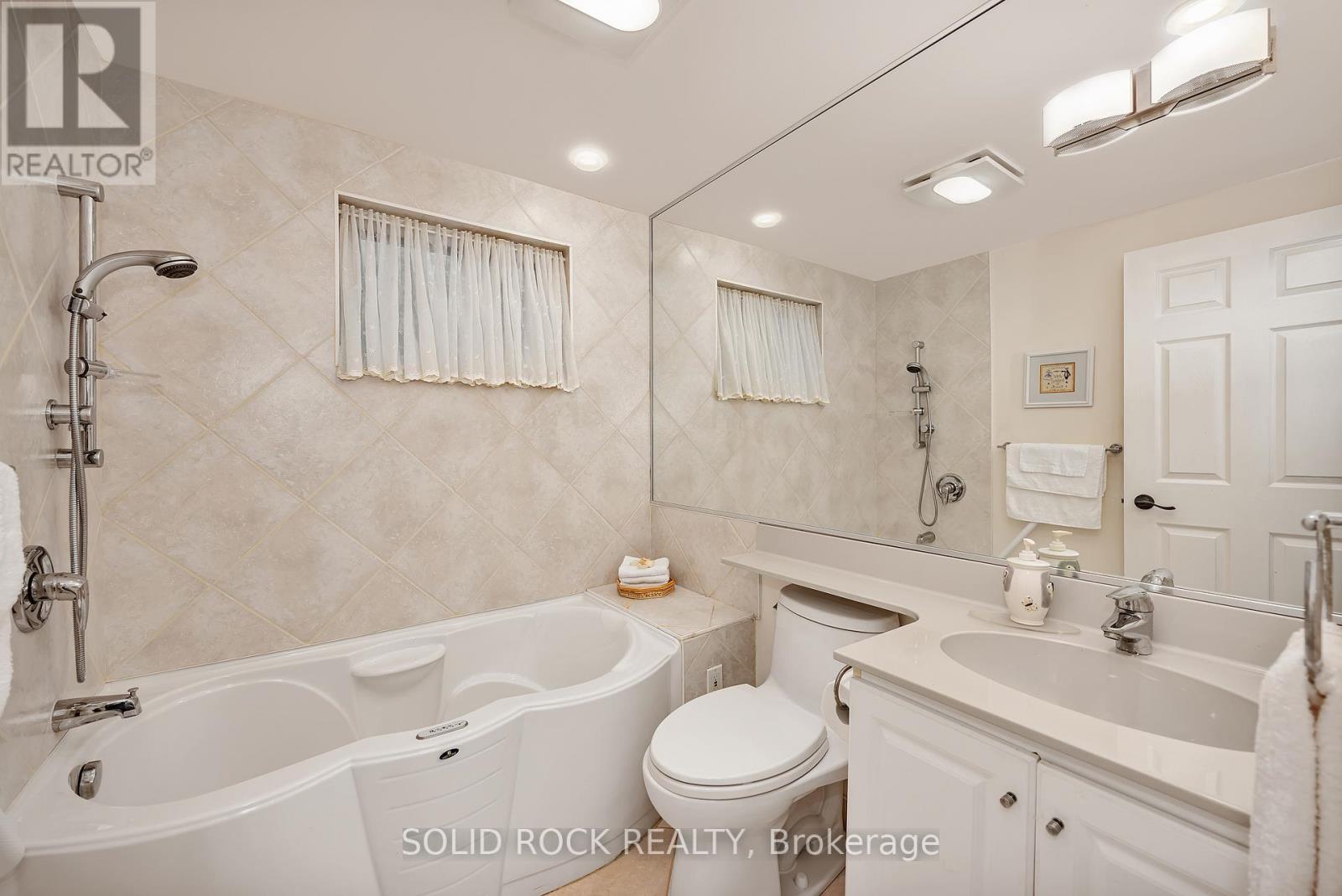 471 Tillbury Avenue, Ottawa, ON - Indoor Photo Showing Bathroom