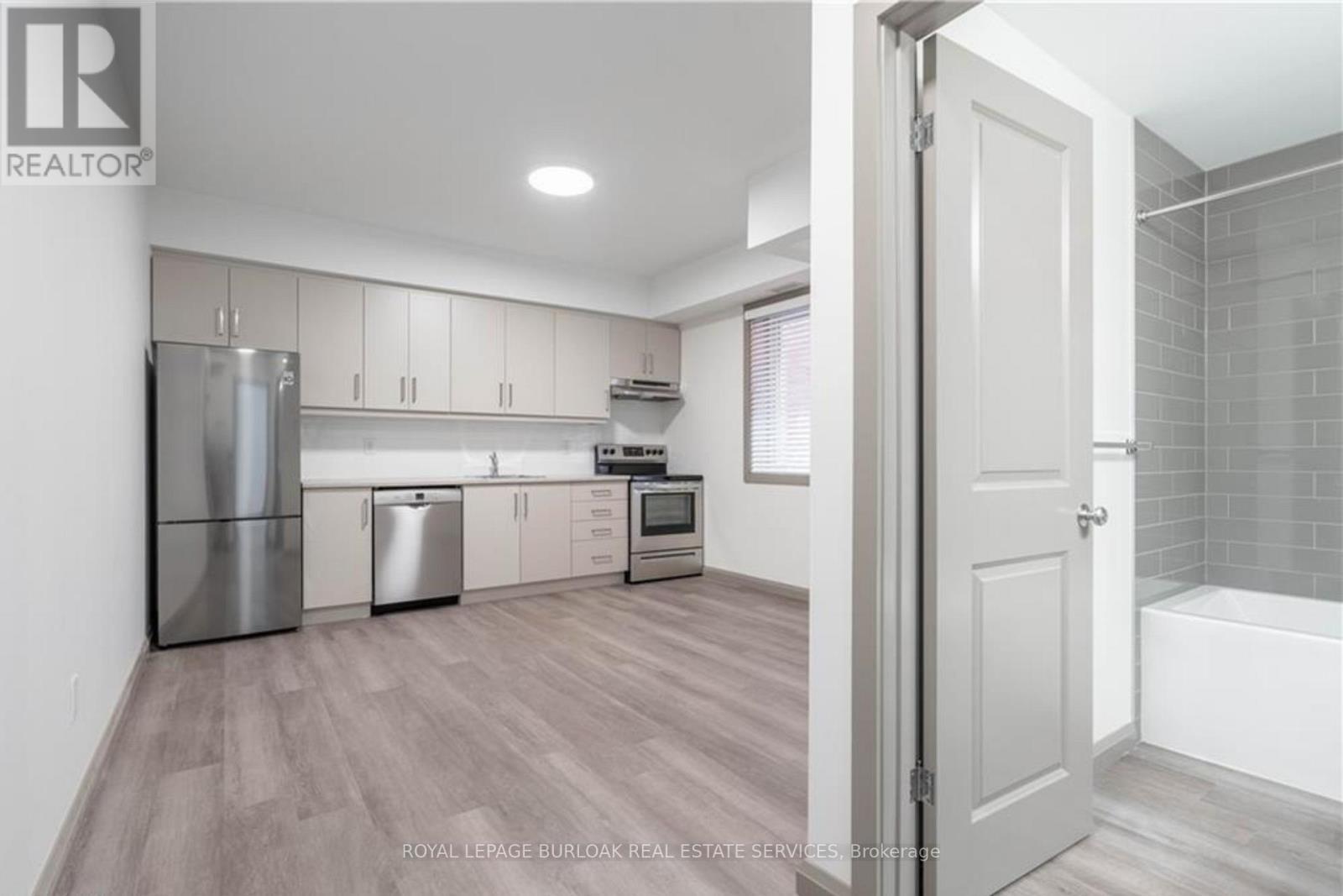 1B - 36 Grant Avenue, Hamilton, ON - Indoor Photo Showing Kitchen With Stainless Steel Kitchen