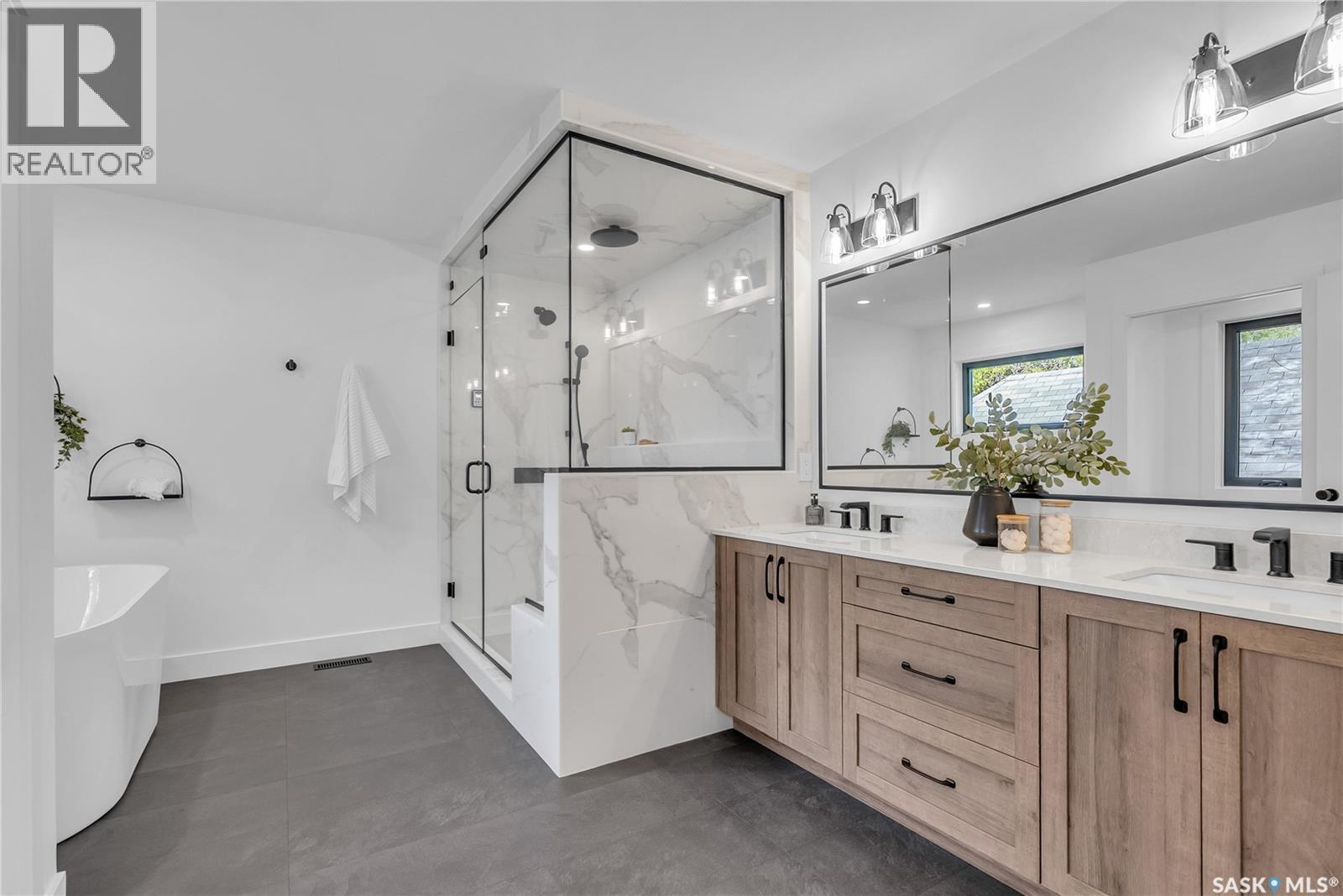 1121 13Th Street E, Saskatoon, SK - Indoor Photo Showing Bathroom