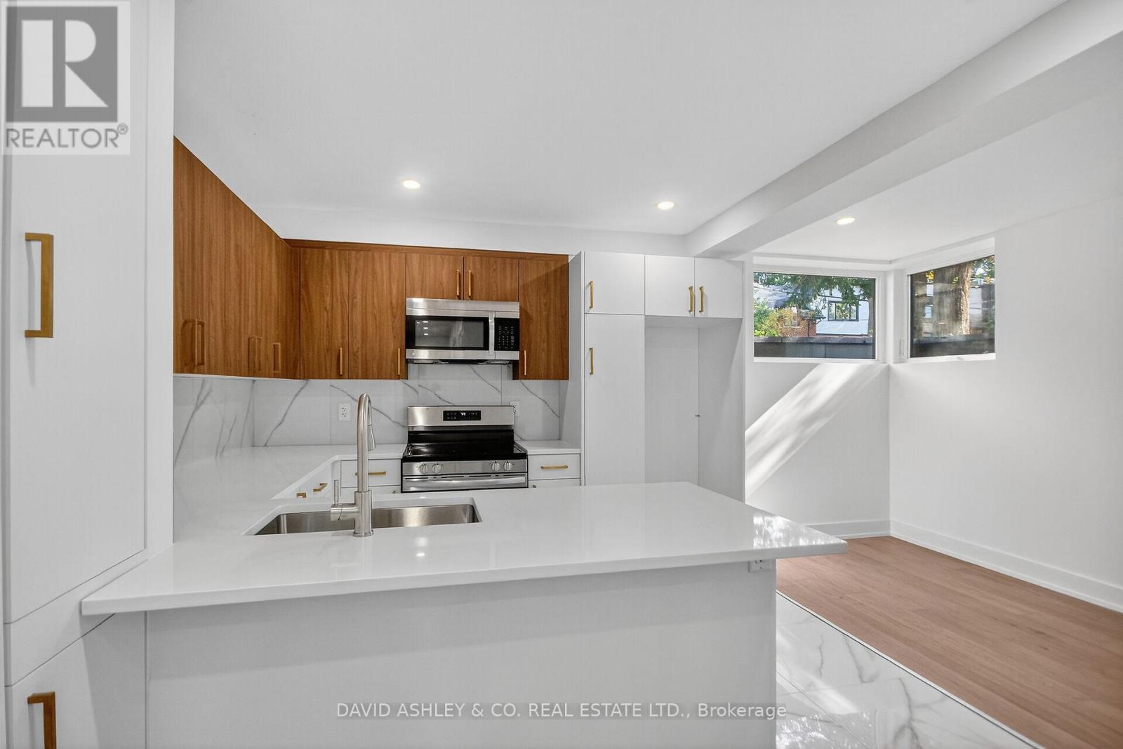 612 Tweedsmuir Avenue, Ottawa, ON - Indoor Photo Showing Kitchen With Double Sink