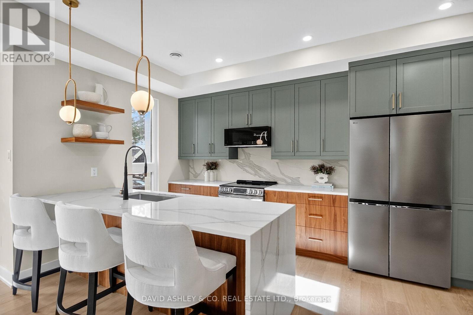 612 Tweedsmuir Avenue, Ottawa, ON - Indoor Photo Showing Kitchen With Upgraded Kitchen