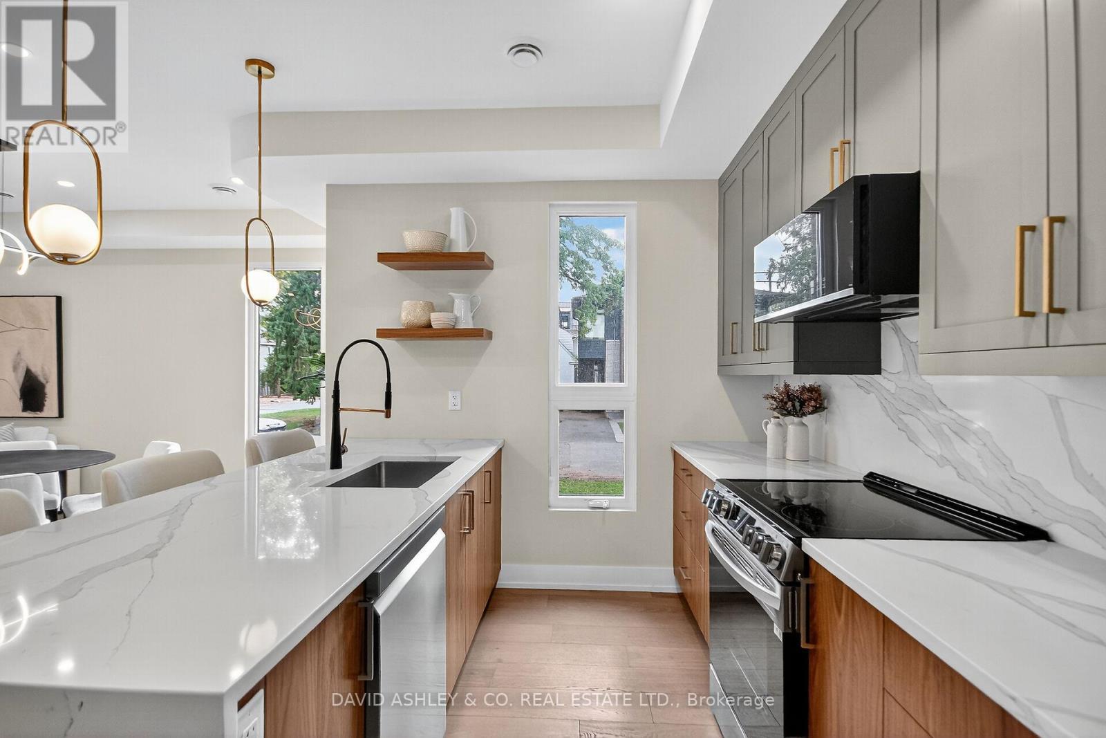 612 Tweedsmuir Avenue, Ottawa, ON - Indoor Photo Showing Kitchen With Upgraded Kitchen