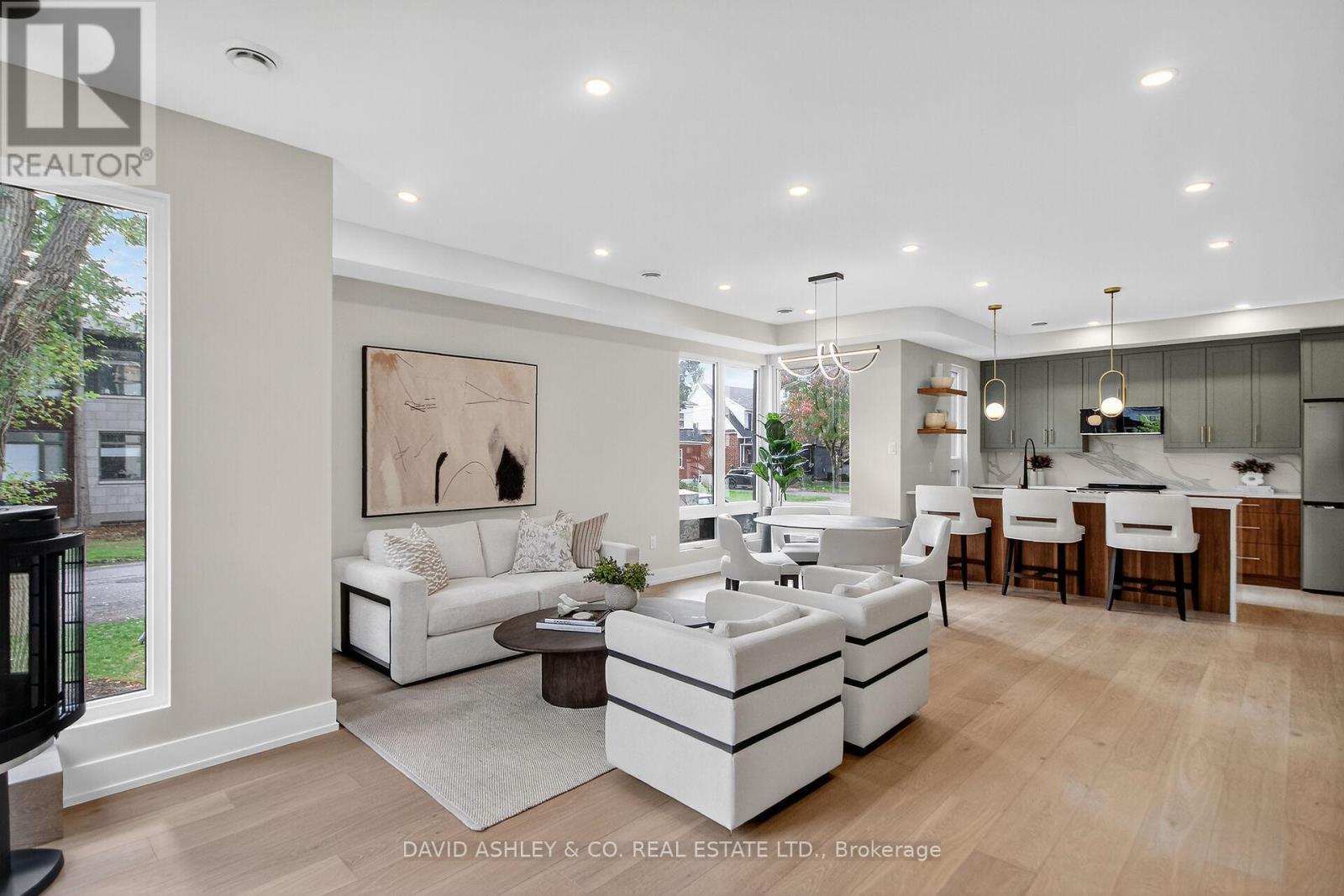 612 Tweedsmuir Avenue, Ottawa, ON - Indoor Photo Showing Living Room