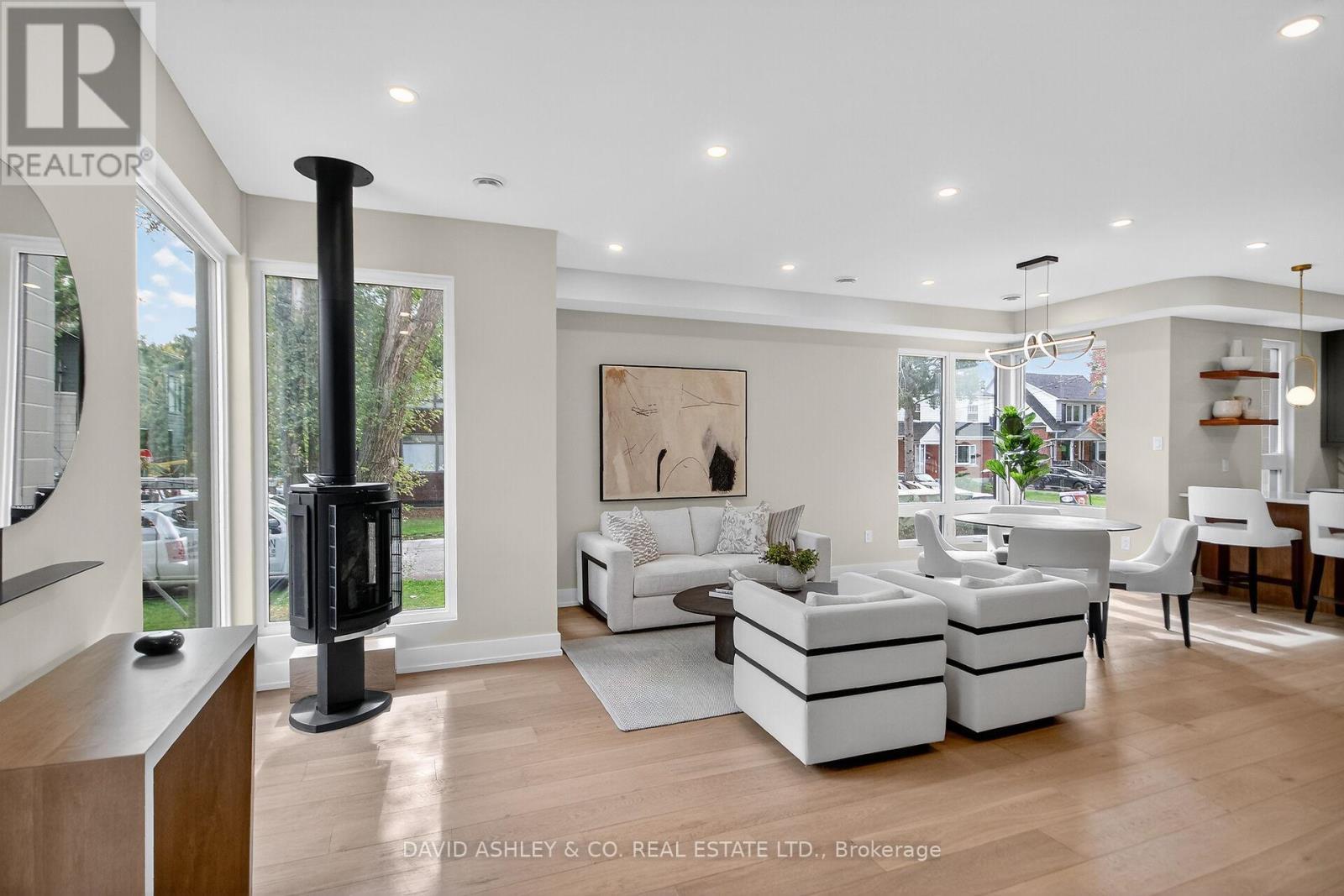 612 Tweedsmuir Avenue, Ottawa, ON - Indoor Photo Showing Living Room