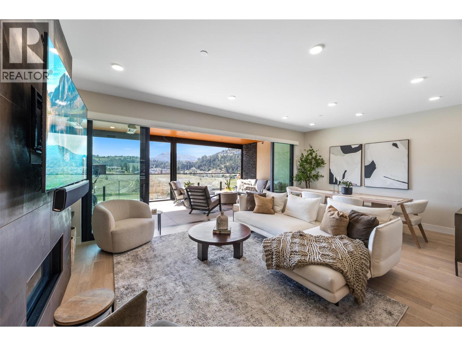 Living room to dining room and access to spacious covered deck - 3000 Ariva Drive Unit# 3308, Kelowna, BC - Indoor Photo Showing Living Room