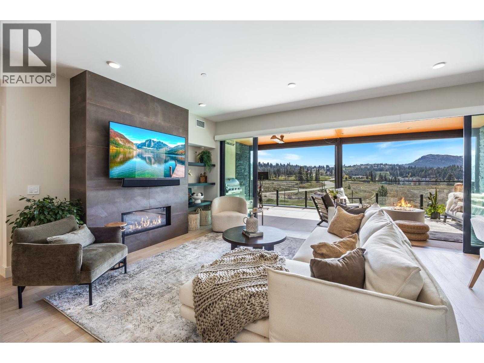 Living room with linear gas fireplace - 3000 Ariva Drive Unit# 3308, Kelowna, BC - Indoor Photo Showing Living Room With Fireplace