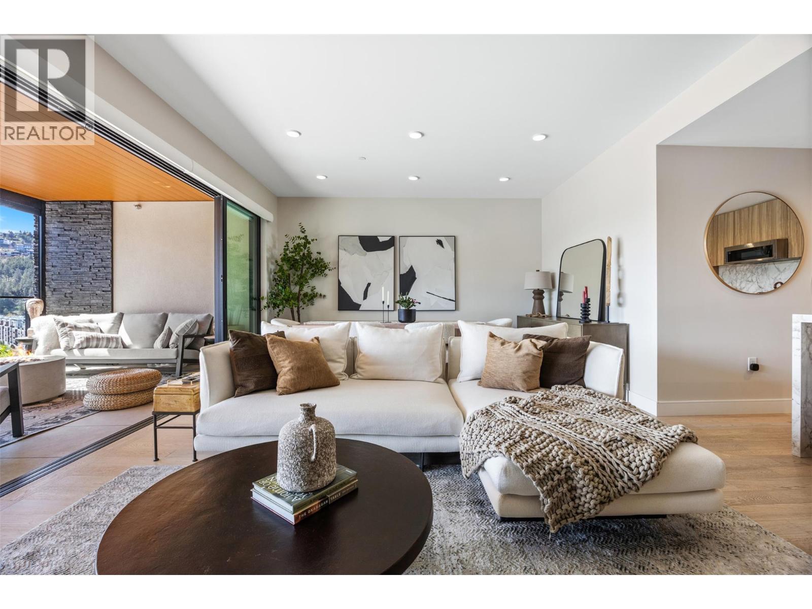 Indoor / outdoor living - 3000 Ariva Drive Unit# 3308, Kelowna, BC - Indoor Photo Showing Living Room