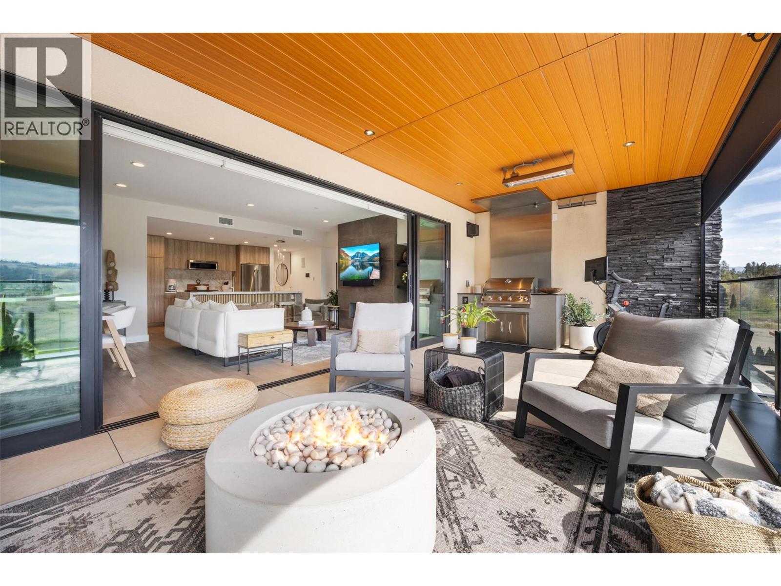 Indoor ./ Outdoor living - 3000 Ariva Drive Unit# 3308, Kelowna, BC - Indoor Photo Showing Living Room