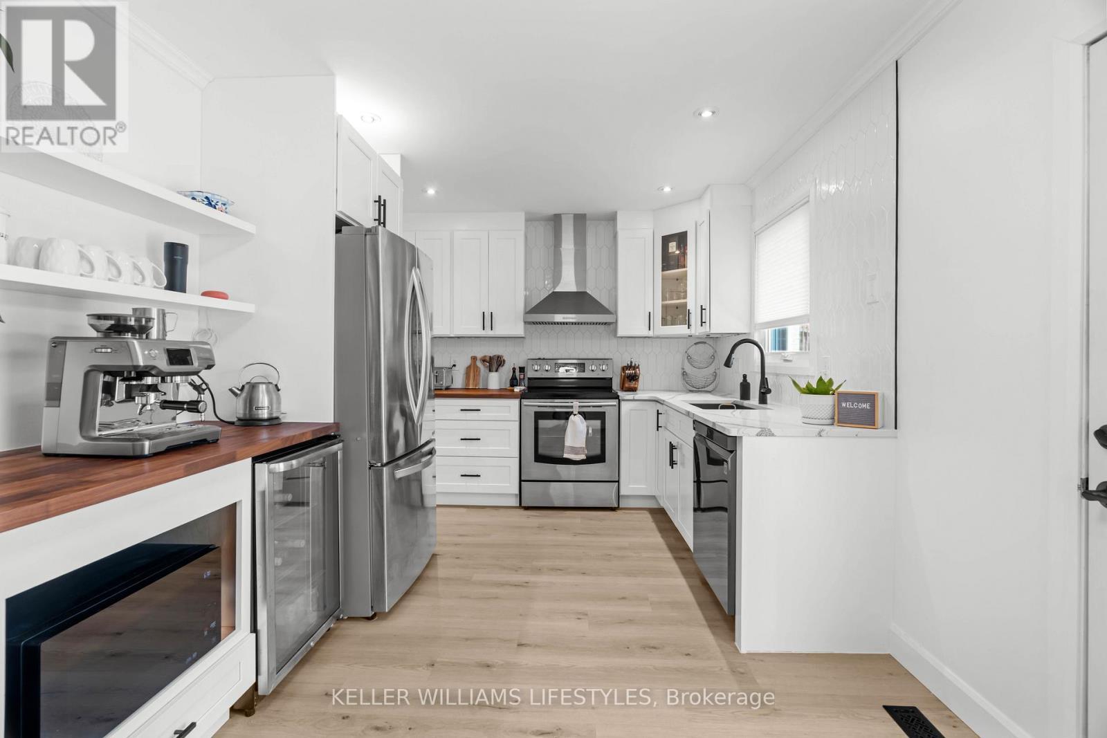 58 Deborah Drive, Strathroy-Caradoc (Ne), ON - Indoor Photo Showing Kitchen With Upgraded Kitchen