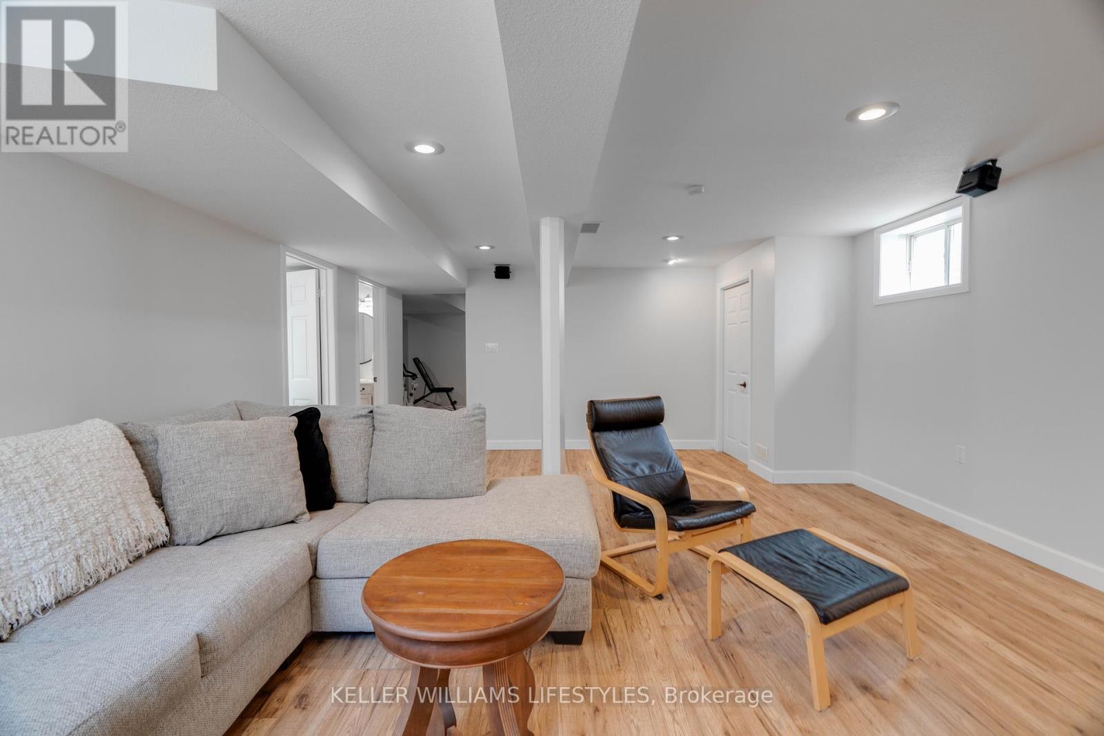 58 Deborah Drive, Strathroy-Caradoc (Ne), ON - Indoor Photo Showing Living Room