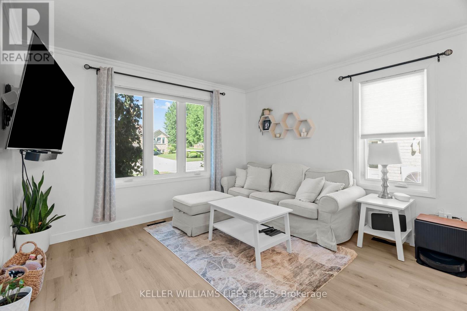 58 Deborah Drive, Strathroy-Caradoc (Ne), ON - Indoor Photo Showing Living Room
