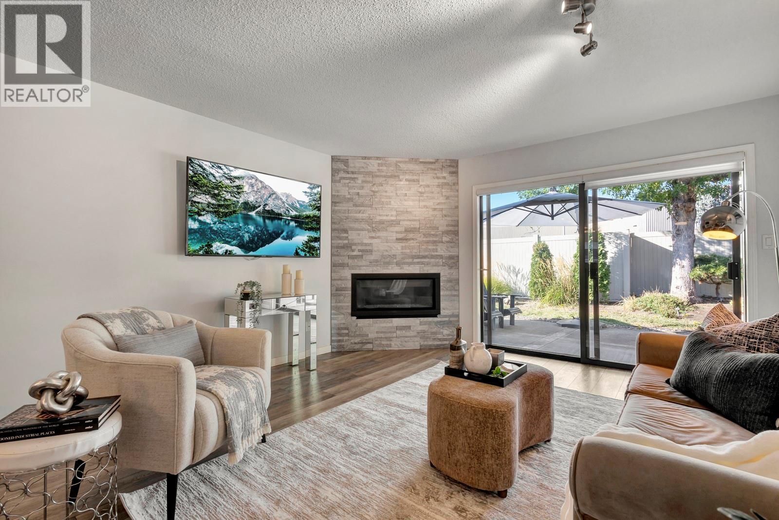 1765 Leckie Road Unit# 115, Kelowna, BC - Indoor Photo Showing Living Room With Fireplace