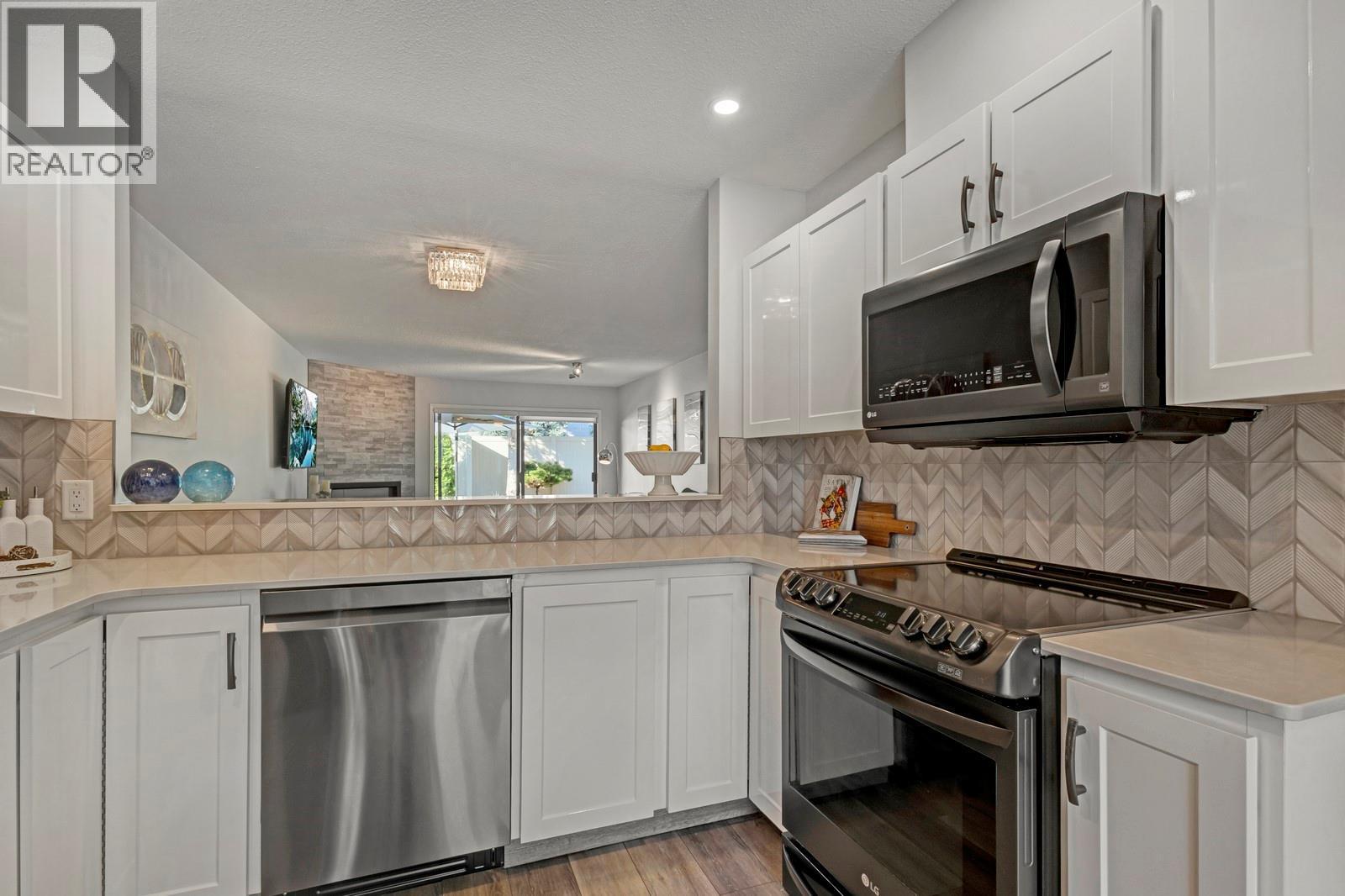 1765 Leckie Road Unit# 115, Kelowna, BC - Indoor Photo Showing Kitchen With Stainless Steel Kitchen With Upgraded Kitchen