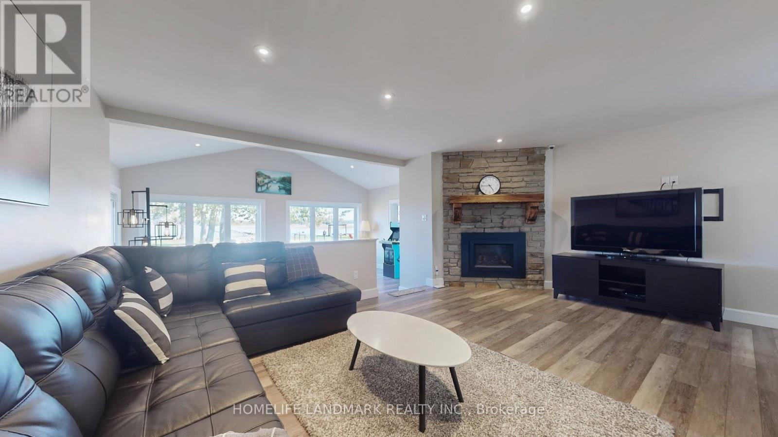208 Lakeshore Drive, Kawartha Lakes, ON - Indoor Photo Showing Living Room With Fireplace