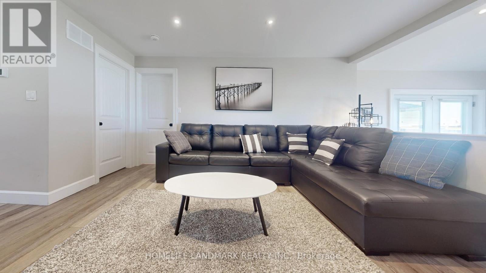 208 Lakeshore Drive, Kawartha Lakes, ON - Indoor Photo Showing Living Room