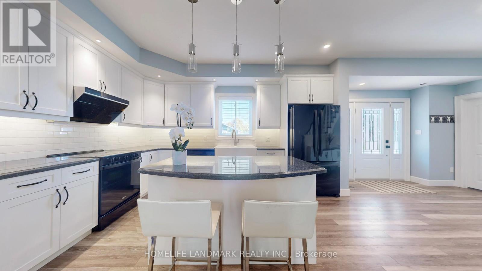 208 Lakeshore Drive, Kawartha Lakes, ON - Indoor Photo Showing Kitchen With Upgraded Kitchen