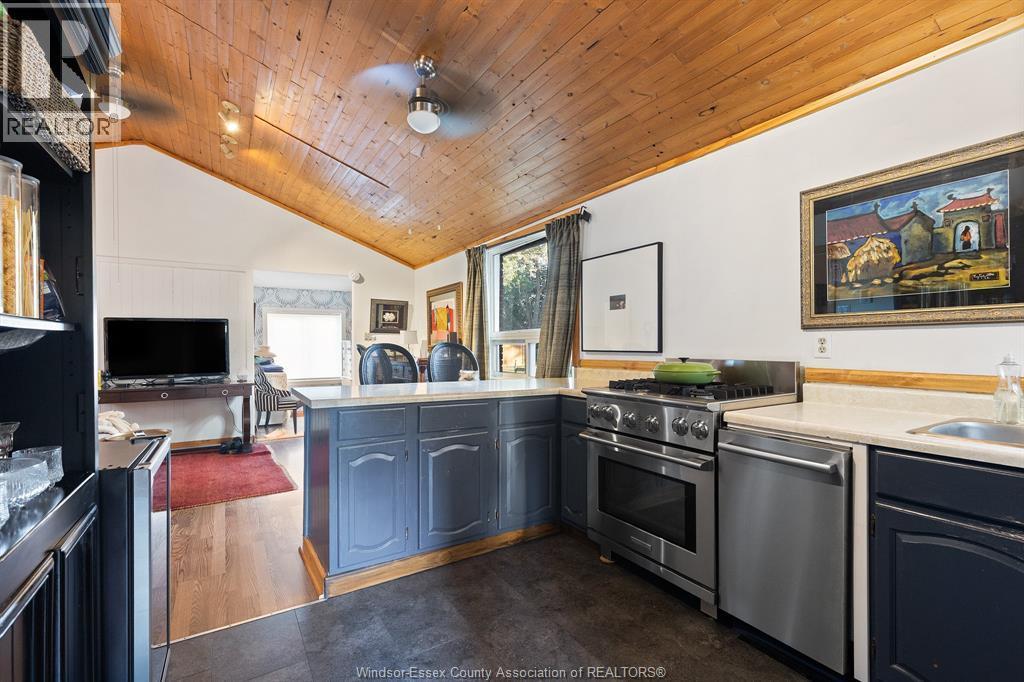 125 Crystal Lane, Harrow, ON - Indoor Photo Showing Kitchen