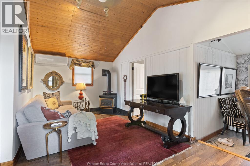 125 Crystal Lane, Harrow, ON - Indoor With Fireplace