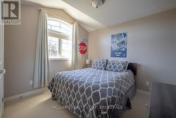 Bedroom with vaulted ceiling -