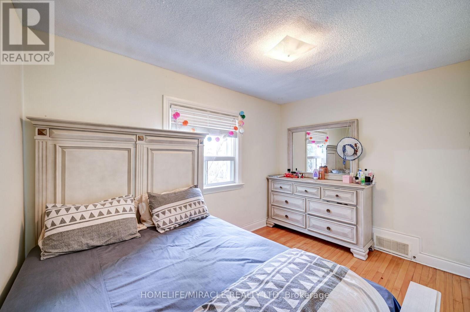 1235 Old River Road, Mississauga, ON - Indoor Photo Showing Bedroom