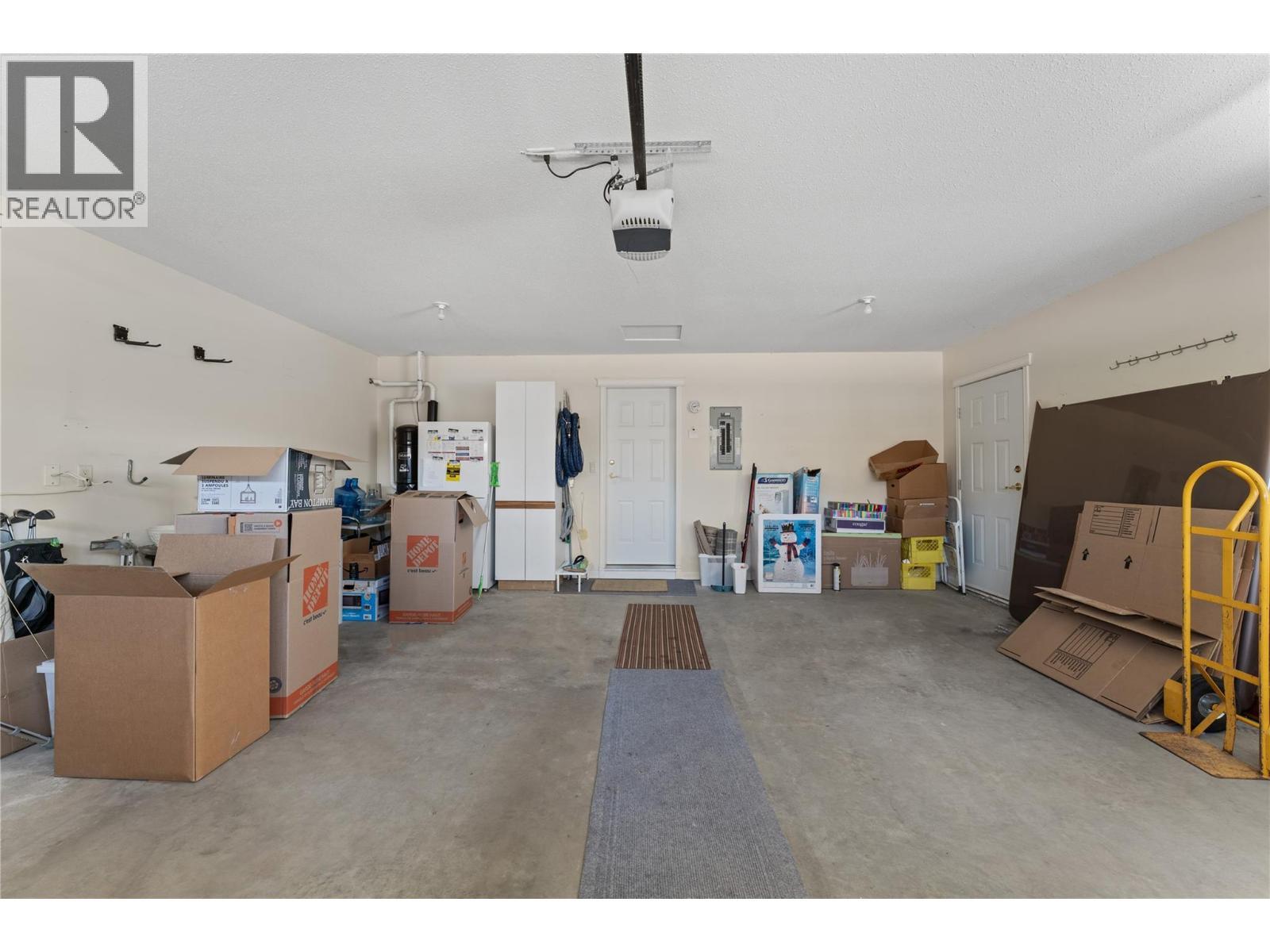 519 5Th Street, Vernon, BC - Indoor Photo Showing Garage