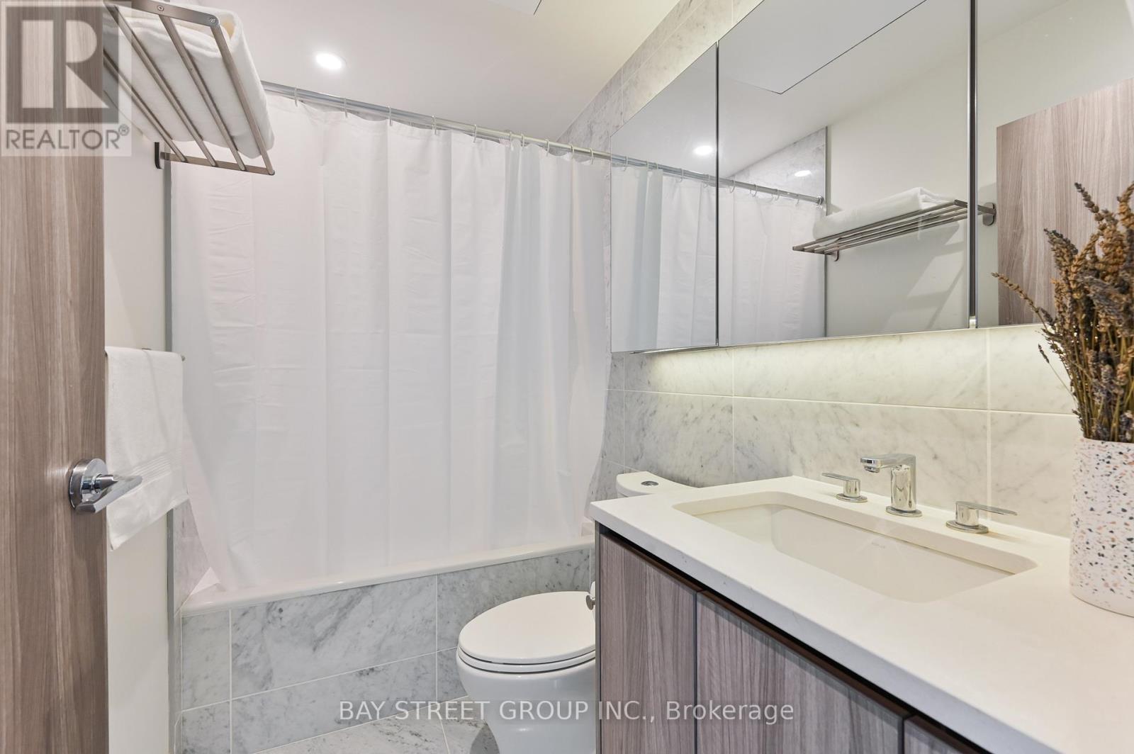 Ph3808 - 85 Mcmahon Drive, Toronto, ON - Indoor Photo Showing Bathroom