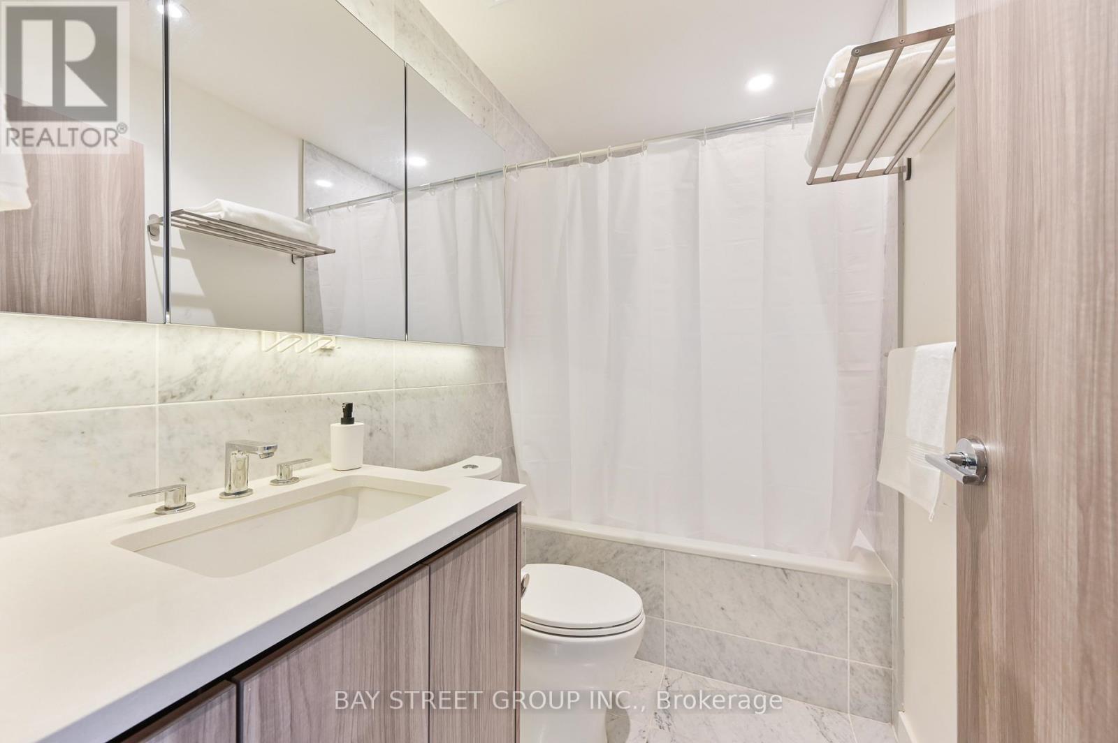 Ph3808 - 85 Mcmahon Drive, Toronto, ON - Indoor Photo Showing Bathroom