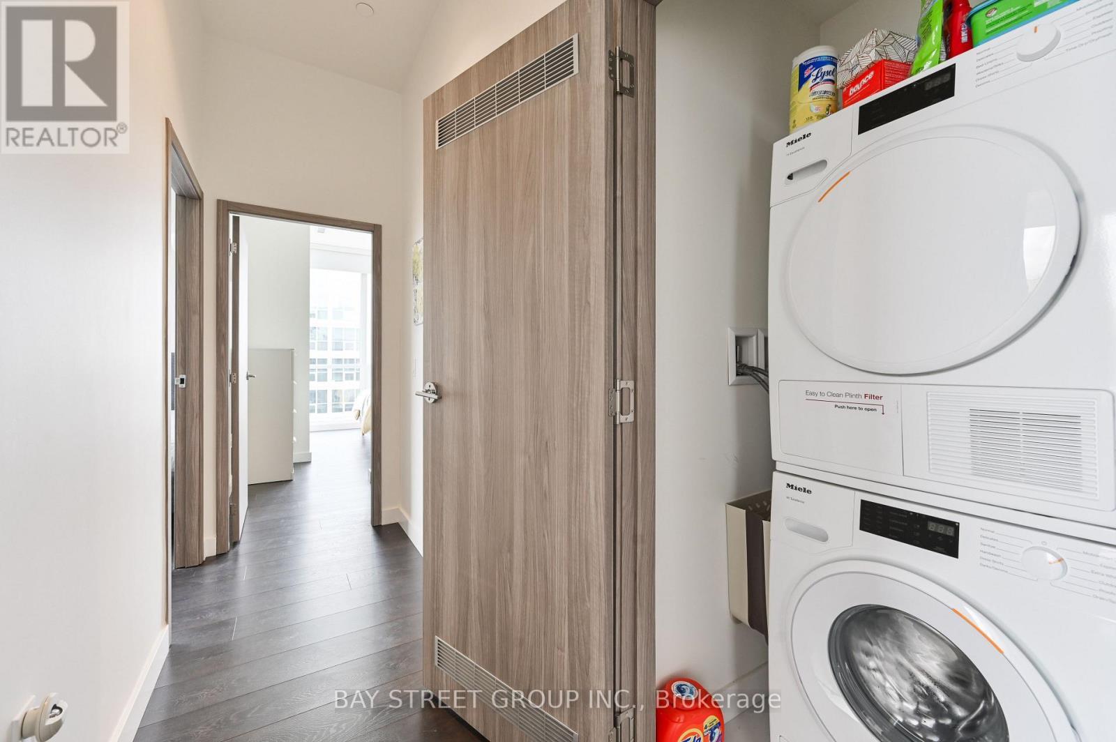 Ph3808 - 85 Mcmahon Drive, Toronto, ON - Indoor Photo Showing Laundry Room