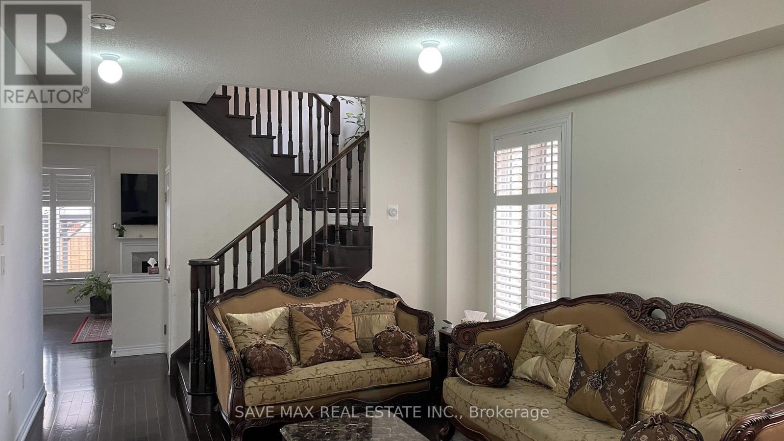 6 Bittersweet Road, Brampton, ON - Indoor Photo Showing Living Room