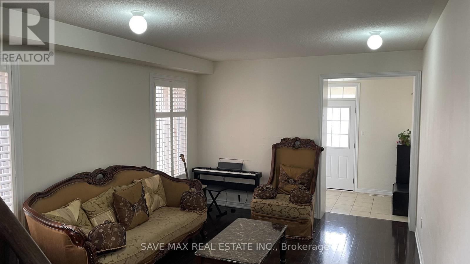 6 Bittersweet Road, Brampton, ON - Indoor Photo Showing Living Room