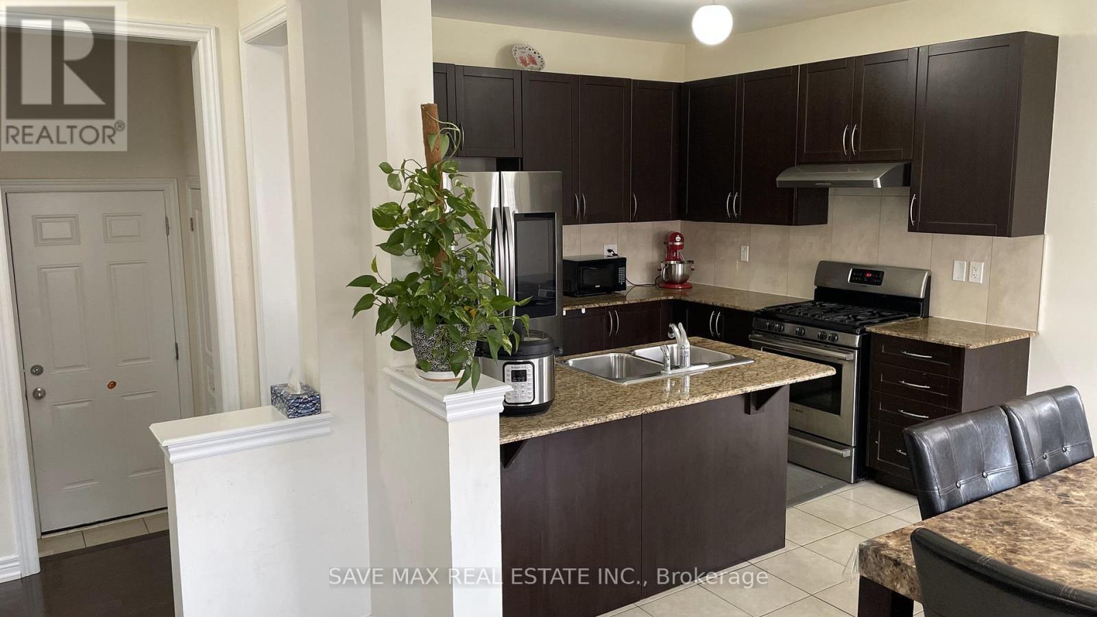 6 Bittersweet Road, Brampton, ON - Indoor Photo Showing Kitchen With Double Sink