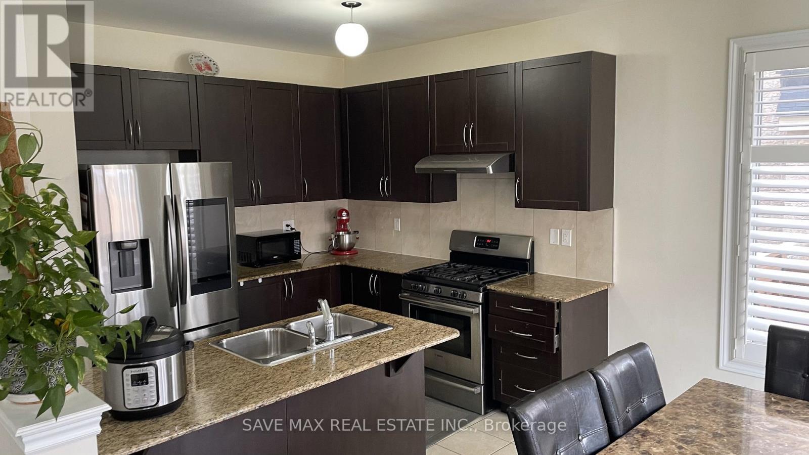 6 Bittersweet Road, Brampton, ON - Indoor Photo Showing Kitchen With Stainless Steel Kitchen With Double Sink