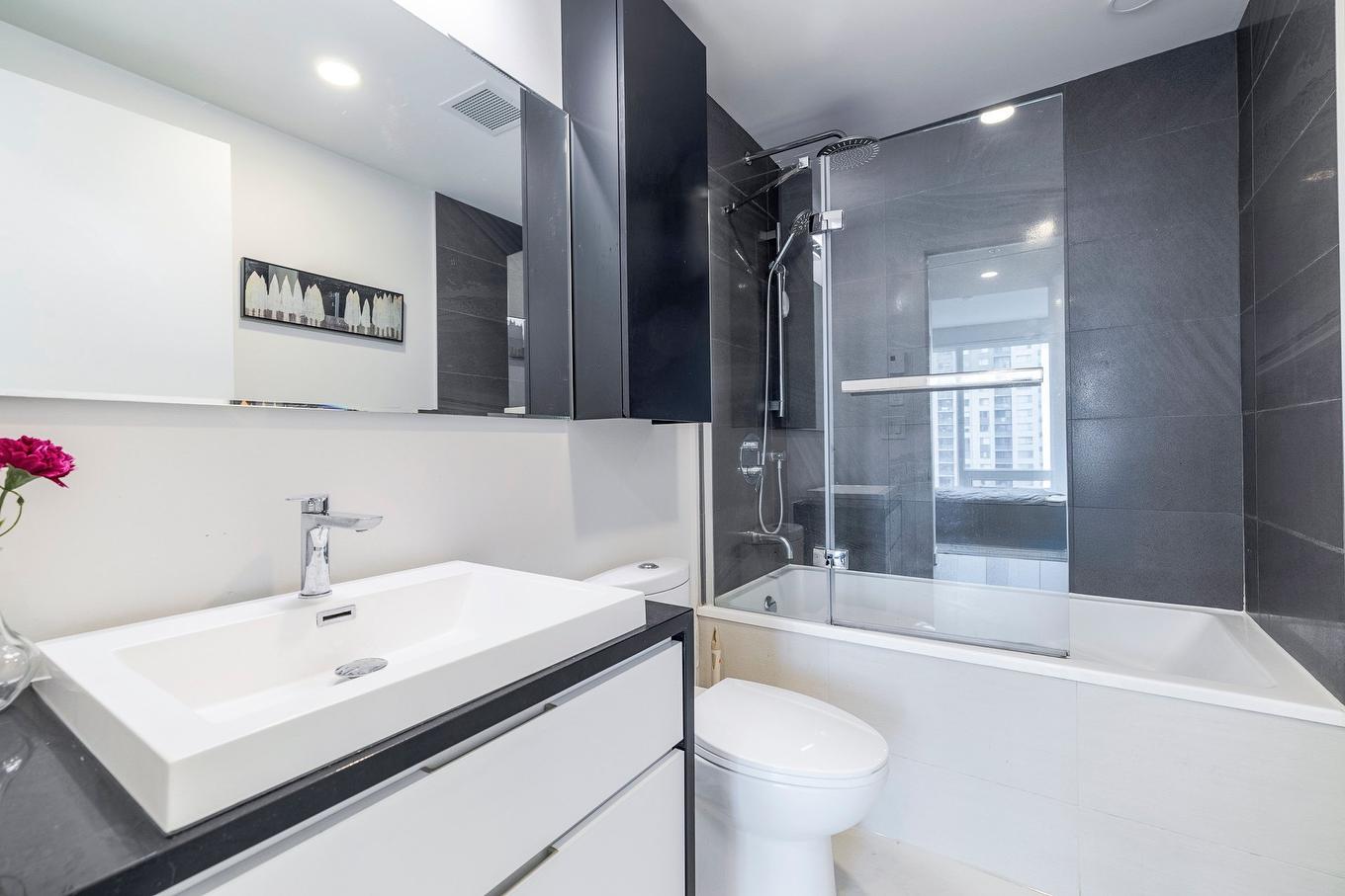 Bathroom - 902-1188 Rue St-Antoine O., Montréal (Ville-Marie), QC - Indoor Photo Showing Bathroom