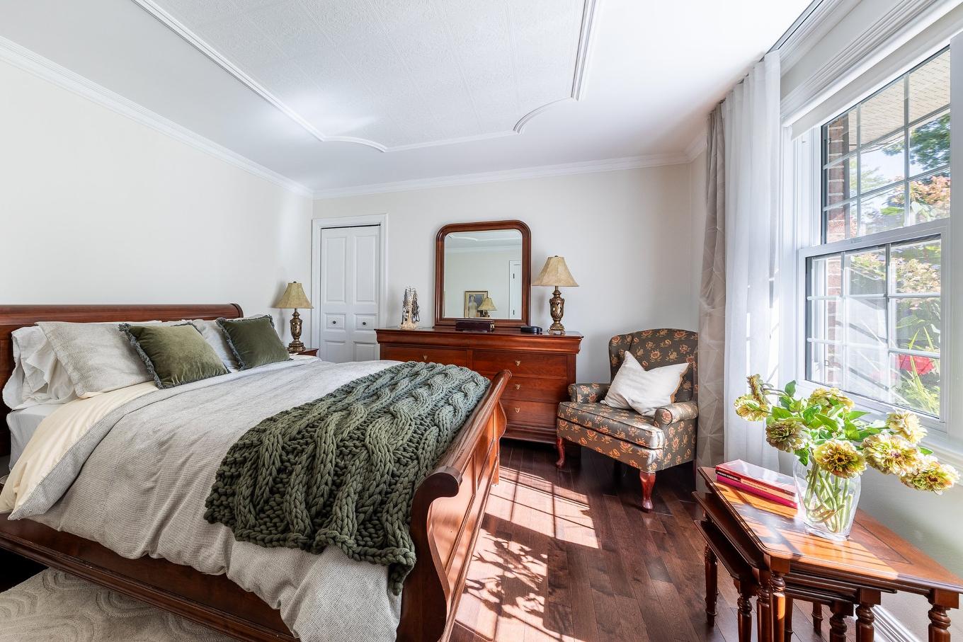 Primary bedroom - 570 Rue De La Neuve-France, Saint-Jean-Sur-Richelieu, QC - Indoor Photo Showing Bedroom