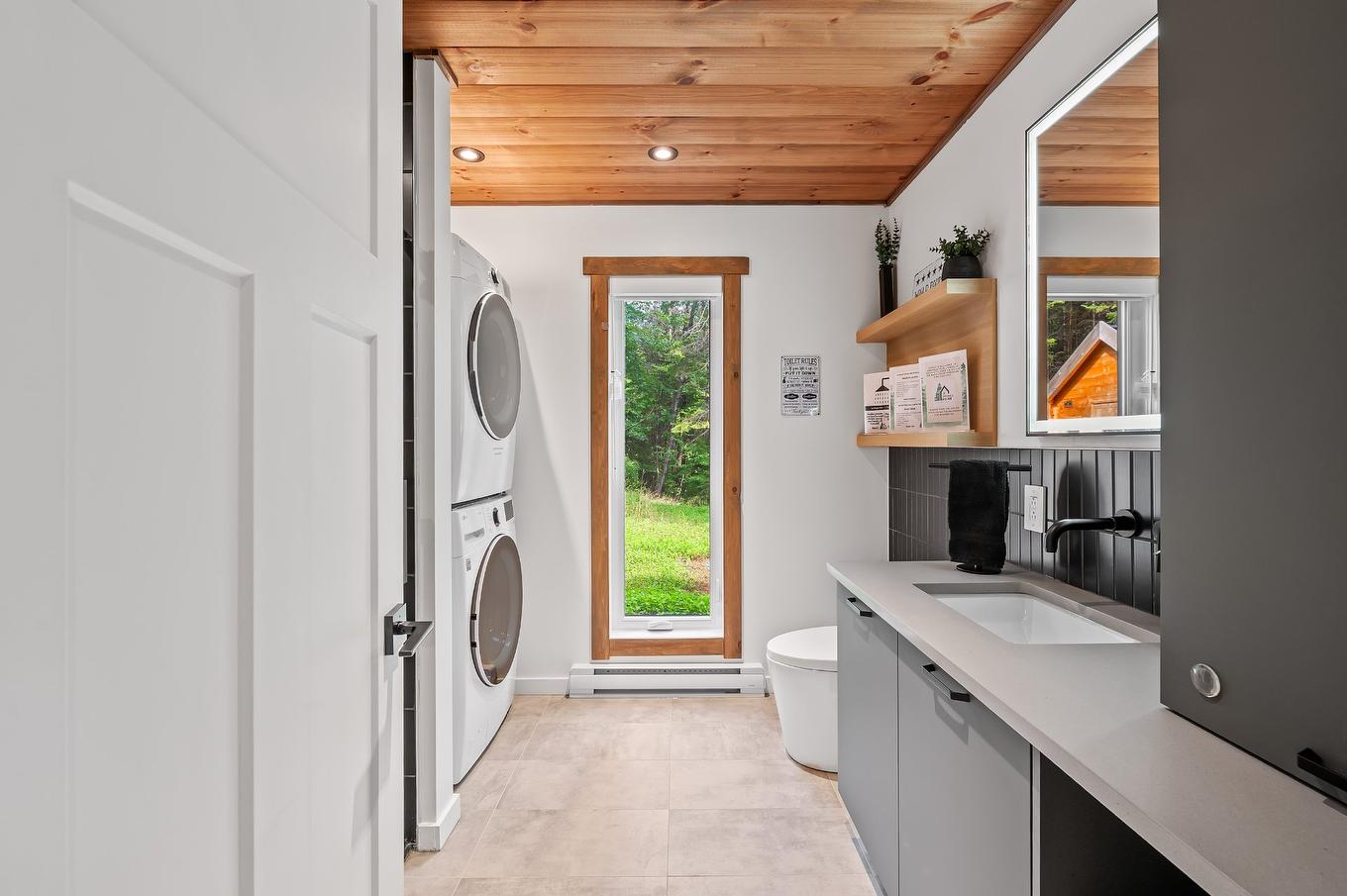 Salle de bains - 580 Mtée Brien, Lac-Supérieur, QC - Indoor Photo Showing Laundry Room