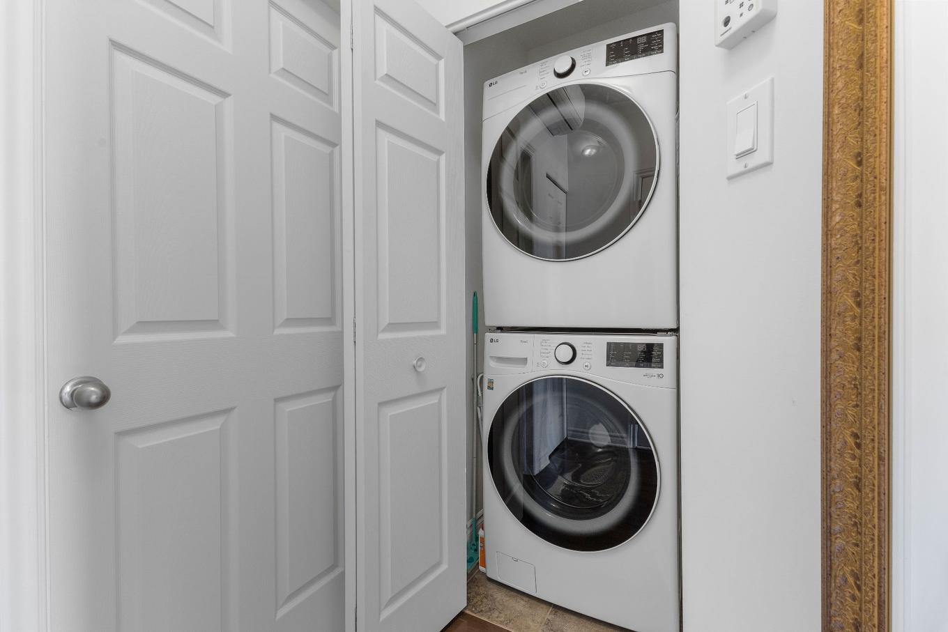 Salle de lavage - 303-2059 Boul. Thimens, Montréal (Saint-Laurent), QC - Indoor Photo Showing Laundry Room