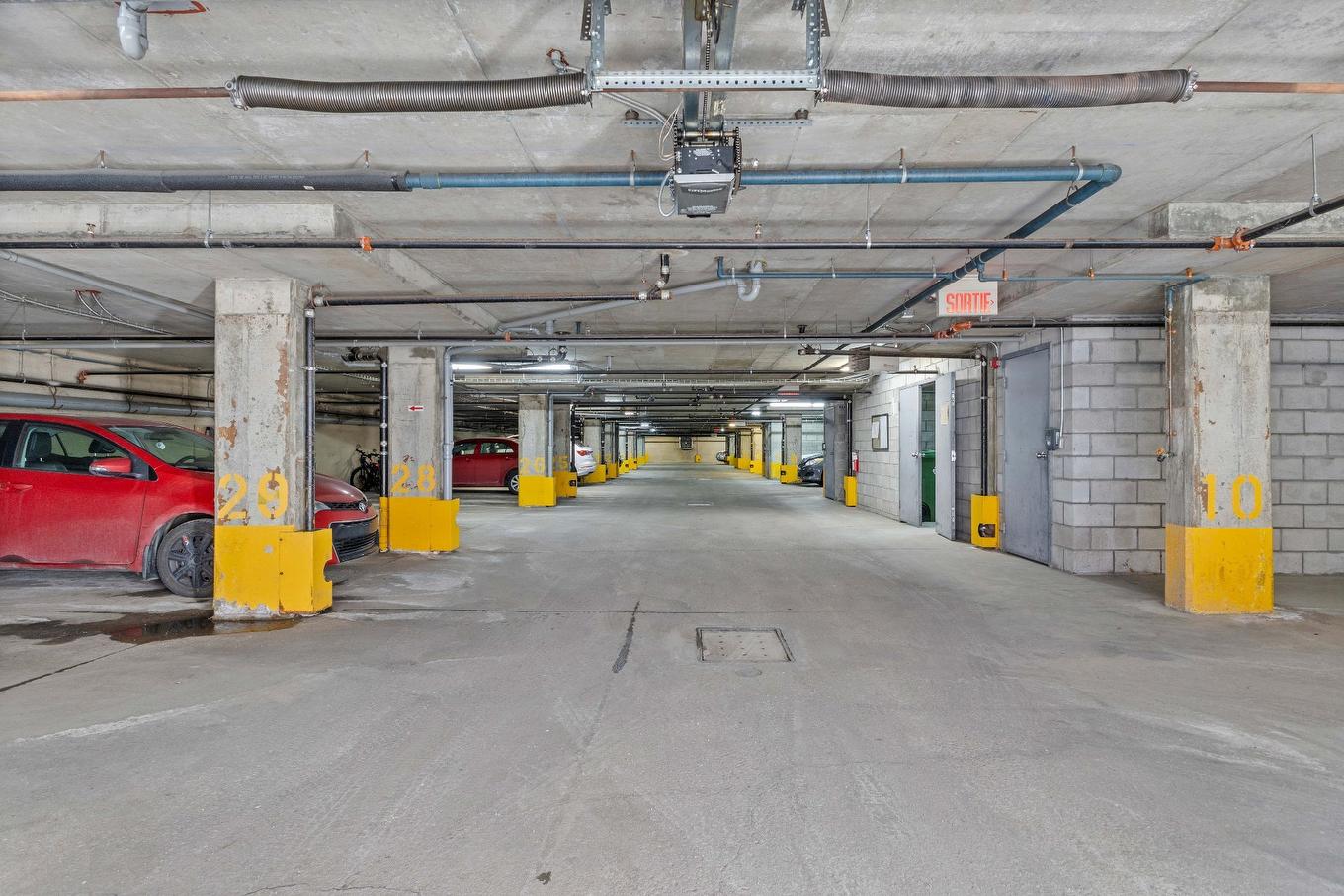 Garage - 303-2059 Boul. Thimens, Montréal (Saint-Laurent), QC - Indoor Photo Showing Garage