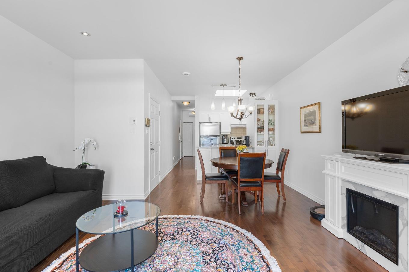 Salon - 303-2059 Boul. Thimens, Montréal (Saint-Laurent), QC - Indoor Photo Showing Living Room With Fireplace