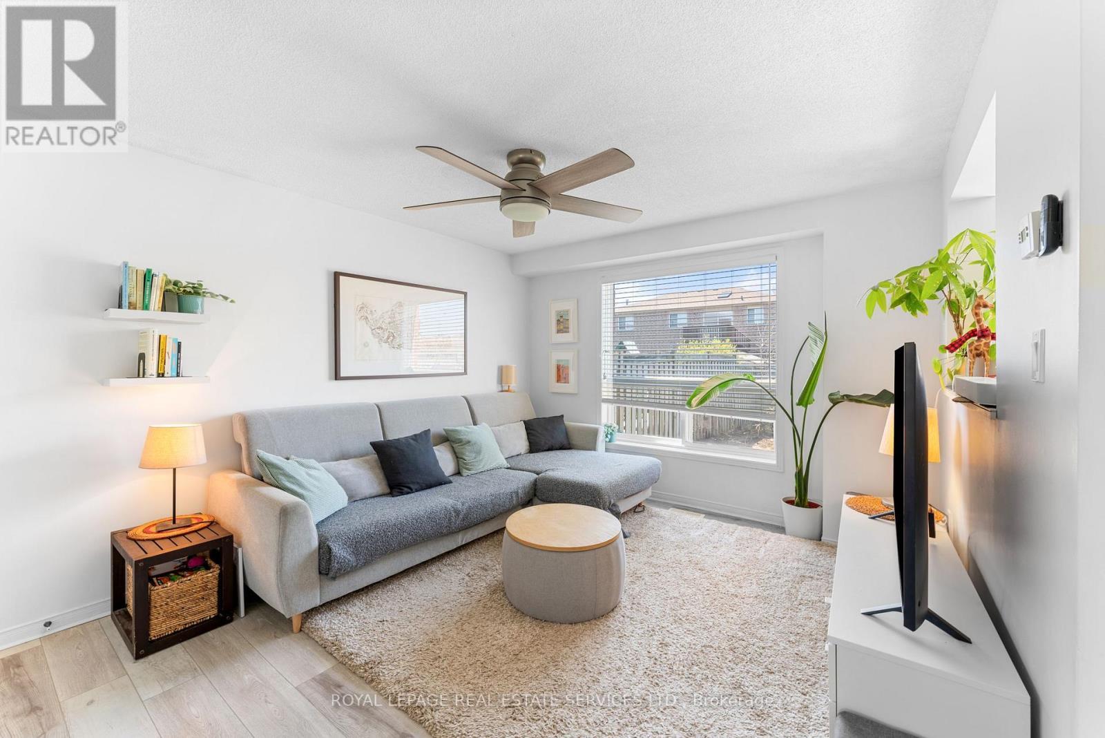 4 Weymouth Road, Barrie, ON - Indoor Photo Showing Living Room