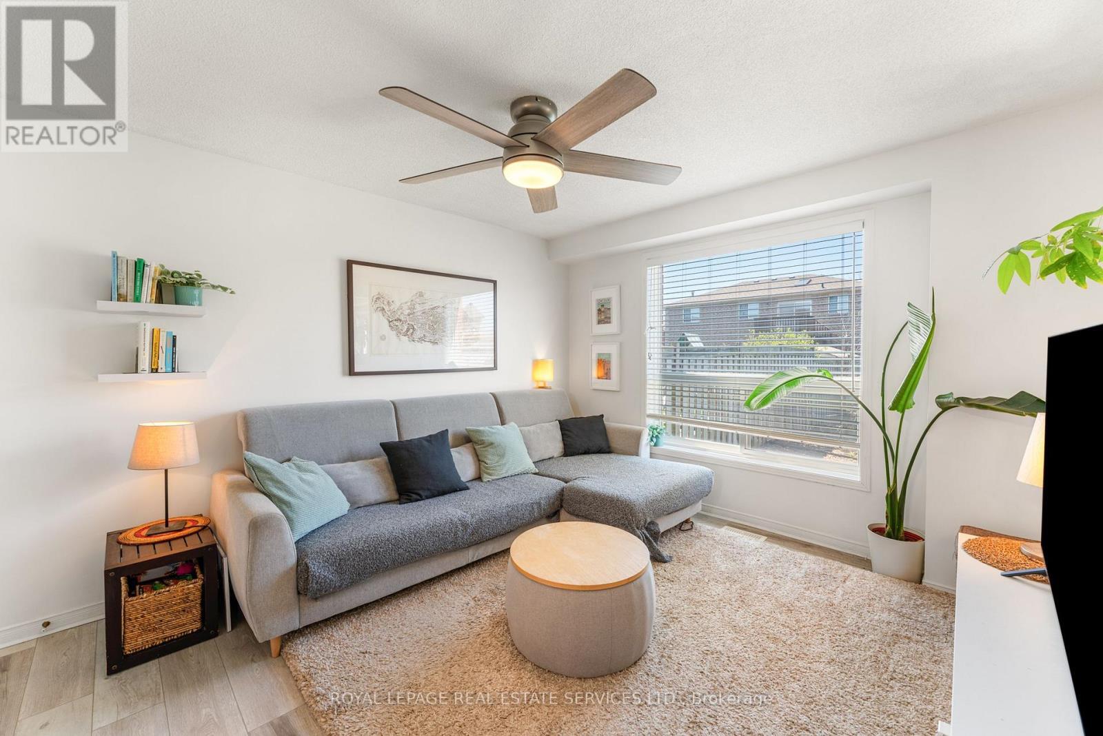 4 Weymouth Road, Barrie, ON - Indoor Photo Showing Living Room