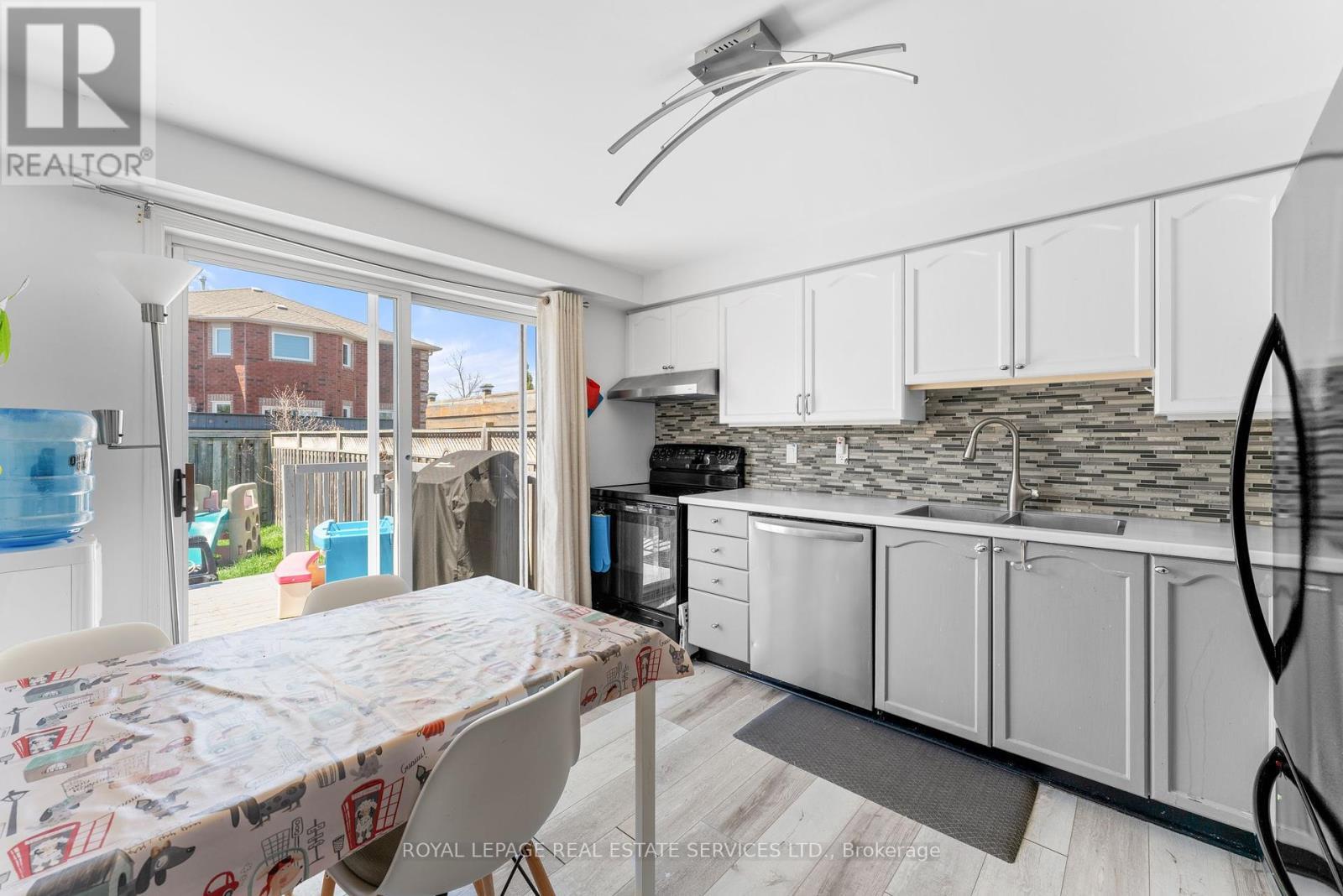 4 Weymouth Road, Barrie, ON - Indoor Photo Showing Kitchen