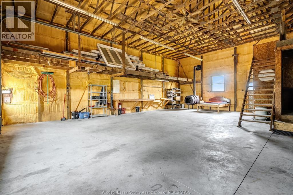 10350 Richardson Sideroad, Tilbury West, ON - Indoor Photo Showing Garage