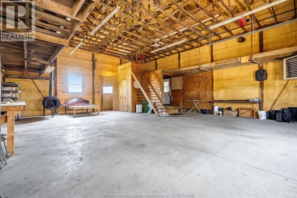 10350 Richardson Sideroad, Tilbury West, ON - Indoor Photo Showing Garage