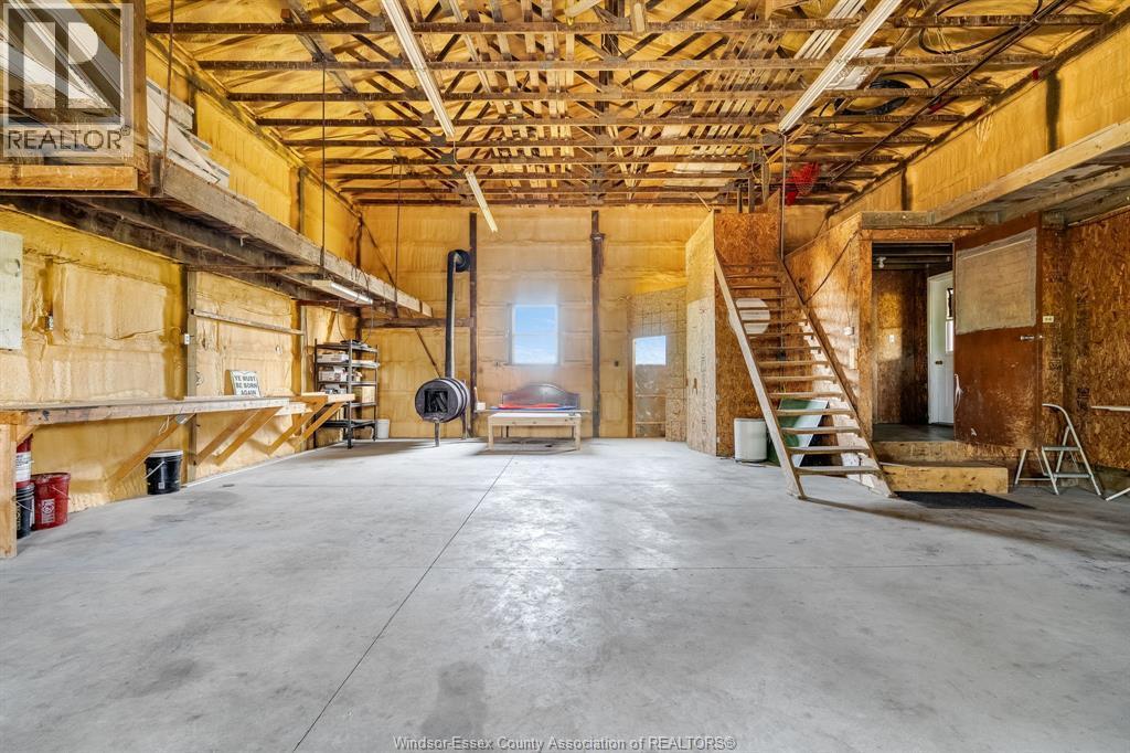 10350 Richardson Sideroad, Tilbury West, ON - Indoor Photo Showing Garage