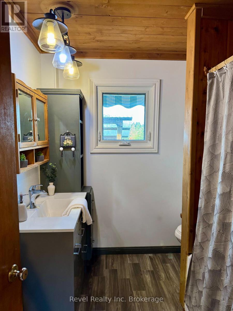 2816 Chiswick Line, Chisholm, ON - Indoor Photo Showing Bathroom