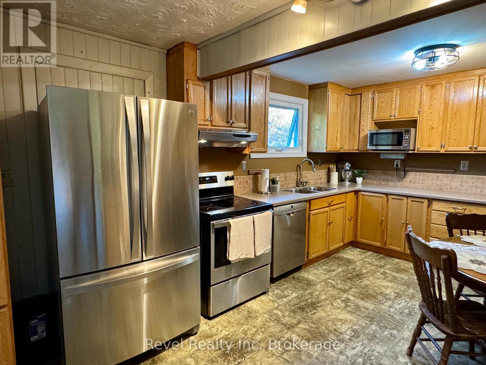 2816 Chiswick Line, Chisholm, ON - Indoor Photo Showing Kitchen With Double Sink