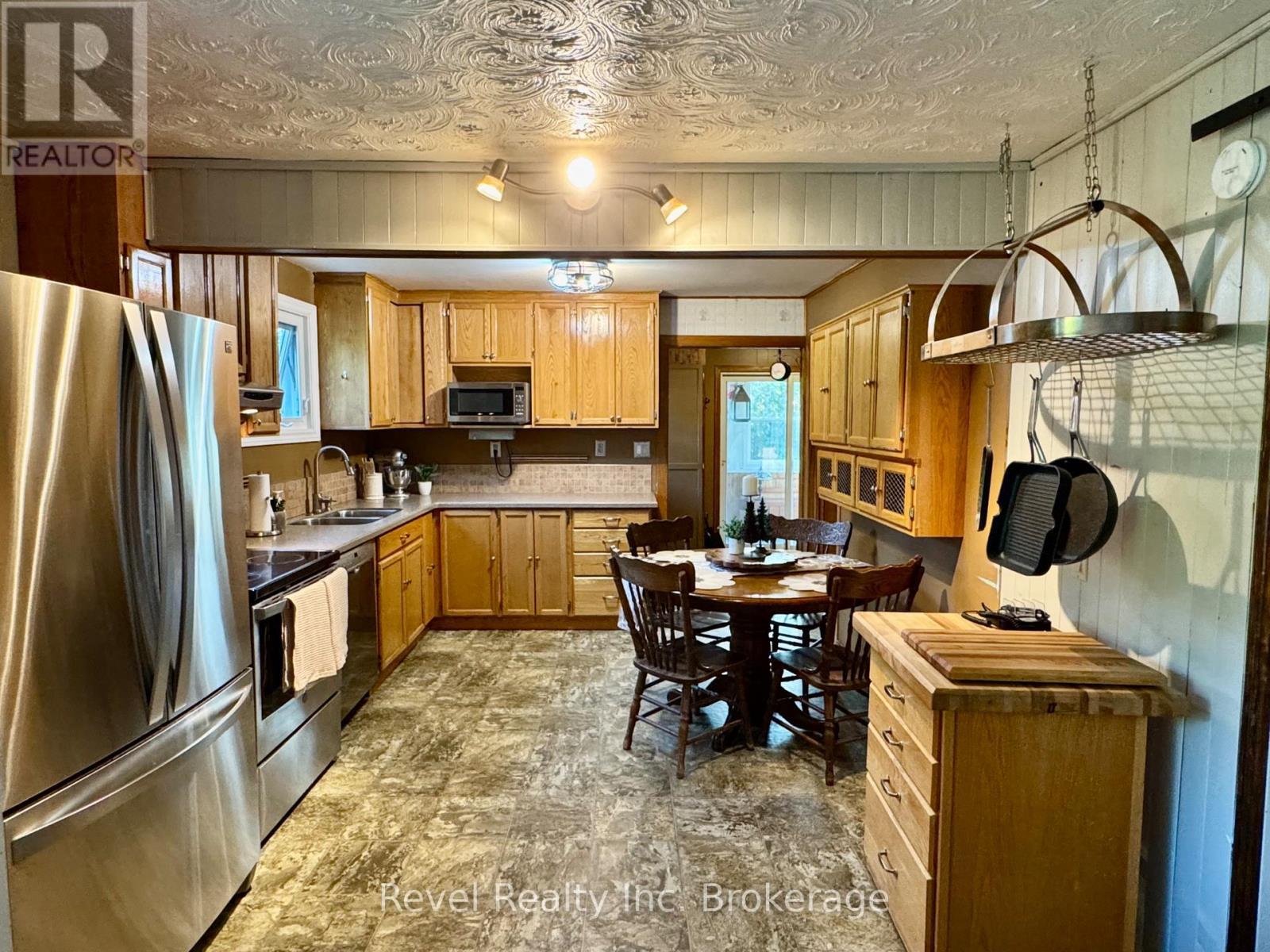 2816 Chiswick Line, Chisholm, ON - Indoor Photo Showing Kitchen With Double Sink