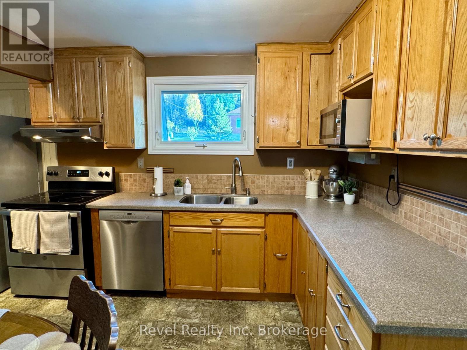 2816 Chiswick Line, Chisholm, ON - Indoor Photo Showing Kitchen With Double Sink