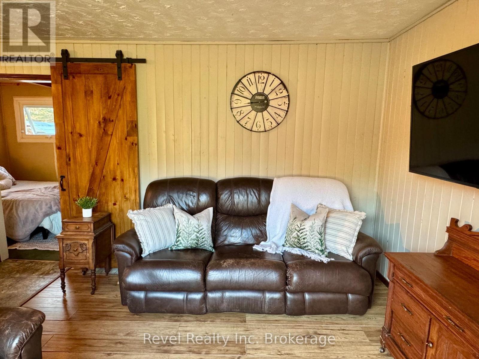 2816 Chiswick Line, Chisholm, ON - Indoor Photo Showing Living Room
