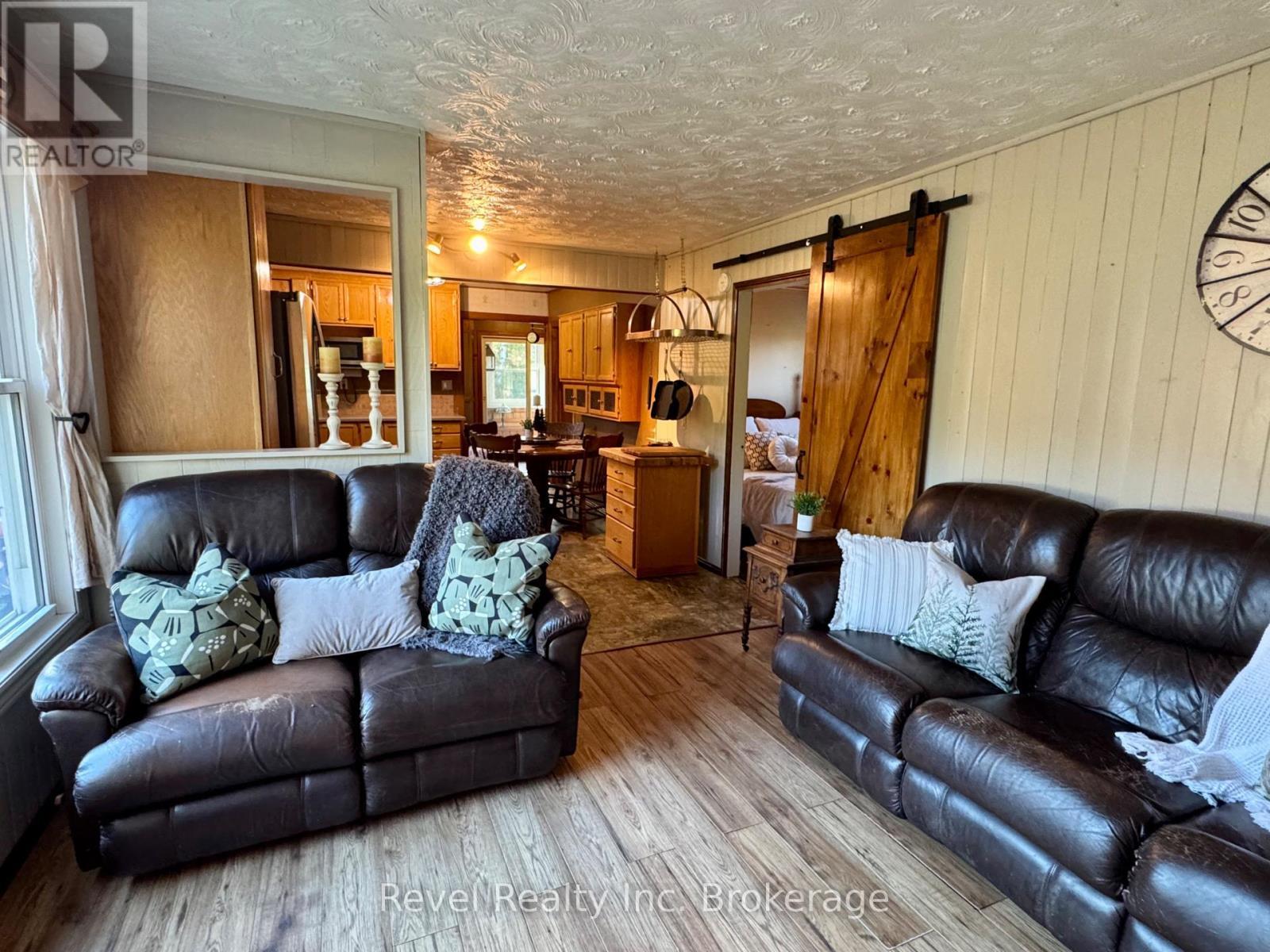 2816 Chiswick Line, Chisholm, ON - Indoor Photo Showing Living Room